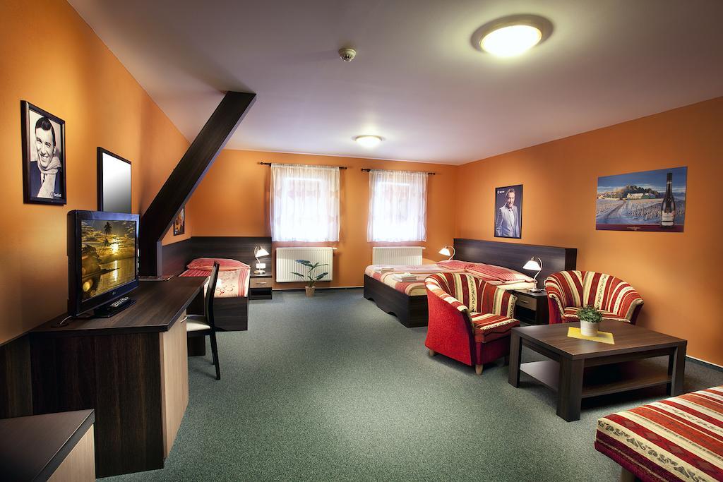 Vinarstvi U Kaplicky Hotell Zaječí Rum bild