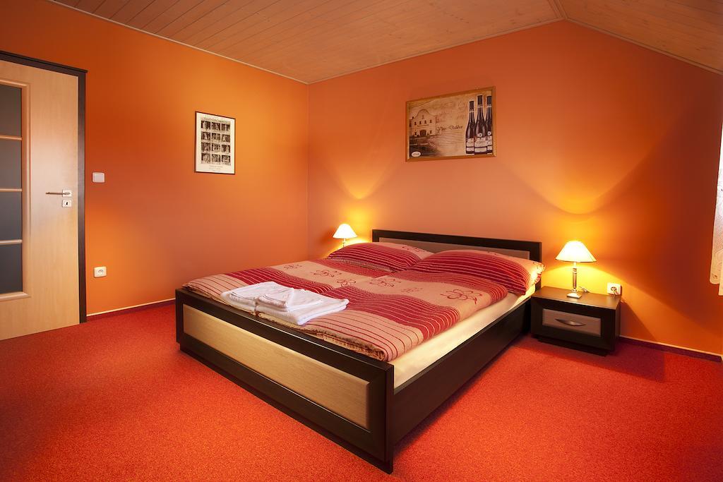 Vinarstvi U Kaplicky Hotell Zaječí Rum bild